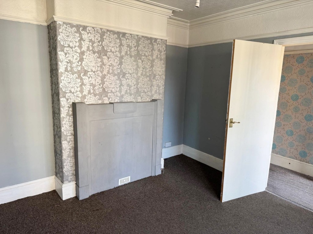 Lot: 160 - THREE-BEDROOM TOWN CENTRE HOUSE - Living Room